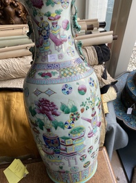 Deux vases en porcelaine de Chine famille rose et un en bleu et blanc sur fond c&eacute;ladon &agrave; d&eacute;cor d'antiquit&eacute;s, 19&egrave;me