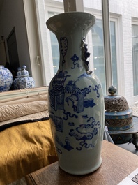 Deux vases en porcelaine de Chine famille rose et un en bleu et blanc sur fond c&eacute;ladon &agrave; d&eacute;cor d'antiquit&eacute;s, 19&egrave;me