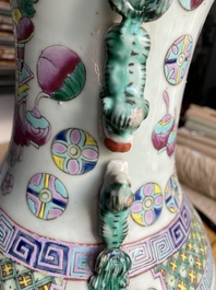 Deux vases en porcelaine de Chine famille rose et un en bleu et blanc sur fond c&eacute;ladon &agrave; d&eacute;cor d'antiquit&eacute;s, 19&egrave;me