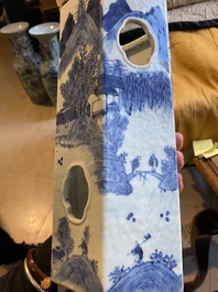 Twee Chinese blauw-witte hexagonale hoedensteunen met landschappen, 19e eeuw