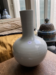 Een Chinese monochrome witte 'tianqiu ping' vaas, 18/19e eeuw