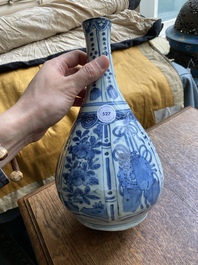 A Chinese blue and white kraak porcelain bottle vase, Wanli