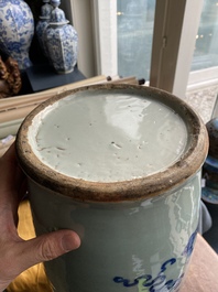 Deux vases en porcelaine de Chine famille rose et un en bleu et blanc sur fond c&eacute;ladon &agrave; d&eacute;cor d'antiquit&eacute;s, 19&egrave;me