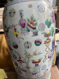 Deux vases en porcelaine de Chine famille rose et un en bleu et blanc sur fond c&eacute;ladon &agrave; d&eacute;cor d'antiquit&eacute;s, 19&egrave;me