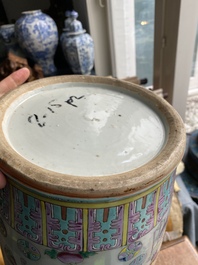 Deux vases en porcelaine de Chine famille rose et un en bleu et blanc sur fond c&eacute;ladon &agrave; d&eacute;cor d'antiquit&eacute;s, 19&egrave;me