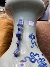 Deux vases en porcelaine de Chine famille rose et un en bleu et blanc sur fond c&eacute;ladon &agrave; d&eacute;cor d'antiquit&eacute;s, 19&egrave;me