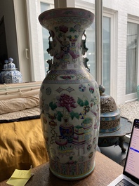 Deux vases en porcelaine de Chine famille rose et un en bleu et blanc sur fond c&eacute;ladon &agrave; d&eacute;cor d'antiquit&eacute;s, 19&egrave;me