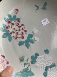 Een Chinese famille rose schotel en een qianjiang cai plaquette gesign. Wang Ziqing in houten scherm, Yongzheng en Republiek