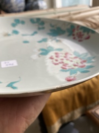 Een Chinese famille rose schotel en een qianjiang cai plaquette gesign. Wang Ziqing in houten scherm, Yongzheng en Republiek