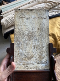 Een Chinese famille rose schotel en een qianjiang cai plaquette gesign. Wang Ziqing in houten scherm, Yongzheng en Republiek