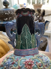 Un vase en porcelaine de Chine famille rose &agrave; d&eacute;cor en relief de lions bouddhistes, Chine, marque de Qianlong, 19&egrave;me