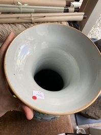 Deux vases en porcelaine de Chine famille rose et un en bleu et blanc sur fond c&eacute;ladon &agrave; d&eacute;cor d'antiquit&eacute;s, 19&egrave;me