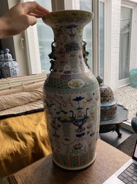 Deux vases en porcelaine de Chine famille rose et un en bleu et blanc sur fond c&eacute;ladon &agrave; d&eacute;cor d'antiquit&eacute;s, 19&egrave;me