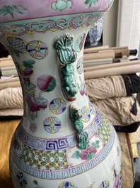 Deux vases en porcelaine de Chine famille rose et un en bleu et blanc sur fond c&eacute;ladon &agrave; d&eacute;cor d'antiquit&eacute;s, 19&egrave;me