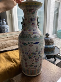 Deux vases en porcelaine de Chine famille rose et un en bleu et blanc sur fond c&eacute;ladon &agrave; d&eacute;cor d'antiquit&eacute;s, 19&egrave;me