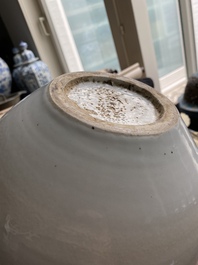 Een Chinese monochrome witte 'tianqiu ping' vaas, 18/19e eeuw