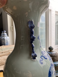 Deux vases en porcelaine de Chine famille rose et un en bleu et blanc sur fond c&eacute;ladon &agrave; d&eacute;cor d'antiquit&eacute;s, 19&egrave;me