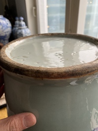 Deux vases en porcelaine de Chine famille rose et un en bleu et blanc sur fond c&eacute;ladon &agrave; d&eacute;cor d'antiquit&eacute;s, 19&egrave;me