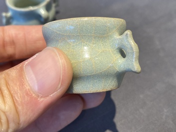 Een paar Chinese Longquan celadon vogelvoederbakjes, Ming
