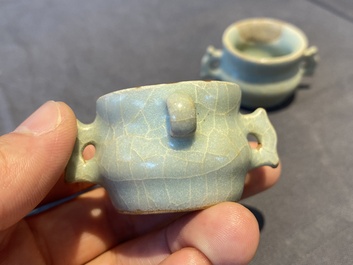 Een paar Chinese Longquan celadon vogelvoederbakjes, Ming