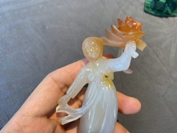 Deux sculptures de filles de la R&eacute;volution Culturelle en agate et malachite, Chine