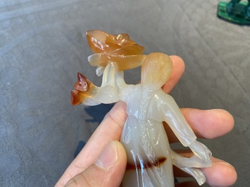 Deux sculptures de filles de la R&eacute;volution Culturelle en agate et malachite, Chine