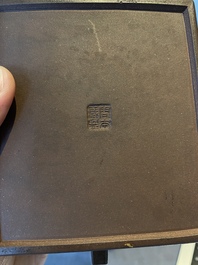 Th&eacute;i&egrave;re couverte en gr&egrave;s de Yixing, marque de Wen Ben Cang Hu 問本藏壺, Chine, R&eacute;publique