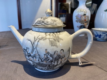 Een Chinese grisaille theepot met Europees decor, Qianlong