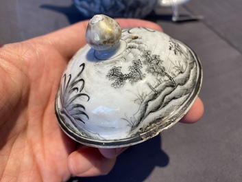 Een Chinese grisaille theepot met Europees decor, Qianlong