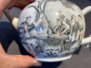 Een Chinese grisaille theepot met Europees decor, Qianlong