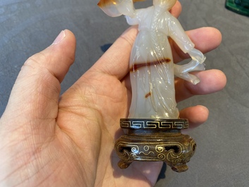 Deux sculptures de filles de la R&eacute;volution Culturelle en agate et malachite, Chine