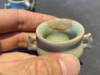 Een paar Chinese Longquan celadon vogelvoederbakjes, Ming