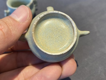 Een paar Chinese Longquan celadon vogelvoederbakjes, Ming