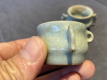 Een paar Chinese Longquan celadon vogelvoederbakjes, Ming