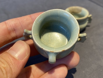 Een paar Chinese Longquan celadon vogelvoederbakjes, Ming