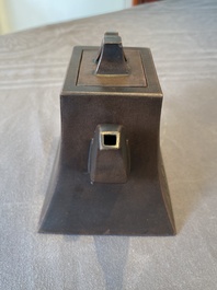 Th&eacute;i&egrave;re couverte en gr&egrave;s de Yixing, marque de Wen Ben Cang Hu 問本藏壺, Chine, R&eacute;publique