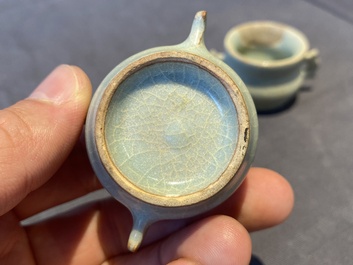 Een paar Chinese Longquan celadon vogelvoederbakjes, Ming