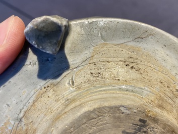 Een Chinese Longquan celadon driepotige wierookbrander met kintsugi herstelling op houten sokkel, Ming
