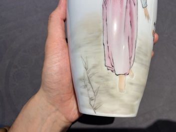 Deux paires de vases en porcelaine de Chine &agrave; d&eacute;cor de la R&eacute;volution Culturelle, sign&eacute;s Kang Zhicheng 康志誠, marque de Zhong Guo Jingdezhen Zhi 中國景德鎮製