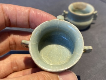 Een paar Chinese Longquan celadon vogelvoederbakjes, Ming