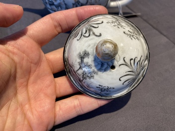 Een Chinese grisaille theepot met Europees decor, Qianlong