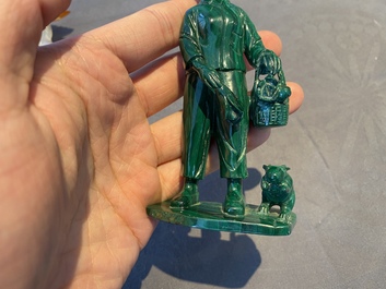 Deux sculptures de filles de la R&eacute;volution Culturelle en agate et malachite, Chine