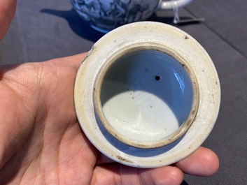 Een Chinese grisaille theepot met Europees decor, Qianlong