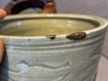 Een Chinese Longquan celadon driepotige wierookbrander met kintsugi herstelling op houten sokkel, Ming