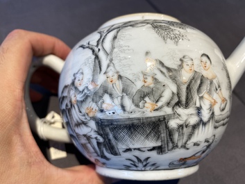 Een Chinese grisaille theepot met Europees decor, Qianlong