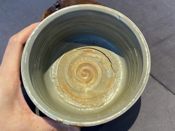Een Chinese Longquan celadon driepotige wierookbrander met kintsugi herstelling op houten sokkel, Ming