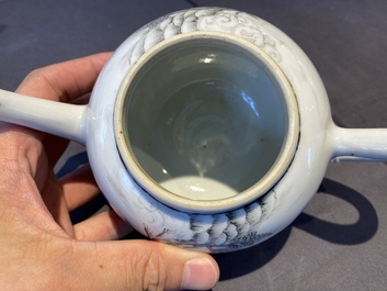 Een Chinese grisaille theepot met Europees decor, Qianlong