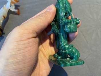 Deux sculptures de filles de la R&eacute;volution Culturelle en agate et malachite, Chine