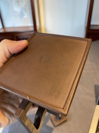 Th&eacute;i&egrave;re couverte en gr&egrave;s de Yixing, marque de Wen Ben Cang Hu 問本藏壺, Chine, R&eacute;publique