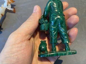 Deux sculptures de filles de la R&eacute;volution Culturelle en agate et malachite, Chine